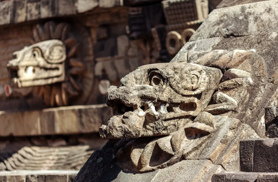 Guía local liderando un tour en grupo pequeño por el Teotihuacán oculto