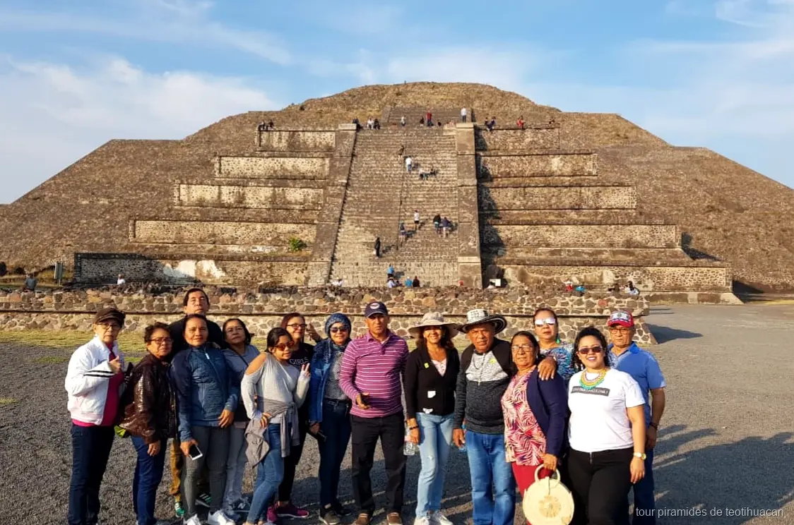 Grupo pequeño subiendo la Pirámide de la Luna en el tour local de Teotihuacán