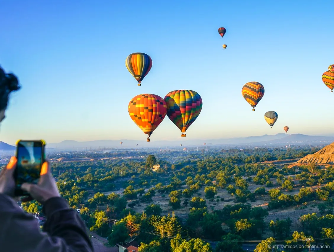 Globo aerostático privado volando solo sobre las pirámides de Teotihuacán