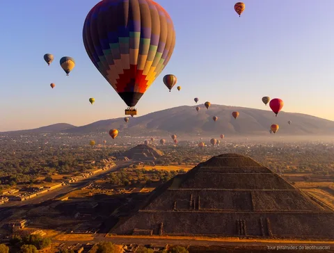 Vista del amanecer sobre el valle de Teotihuacán desde un globo privado