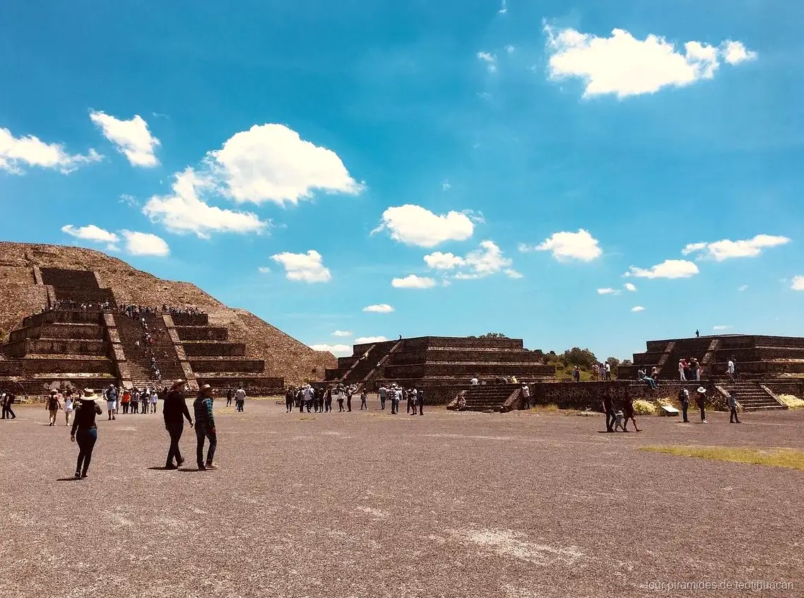Guía privado liderando un grupo en el tour privado a las pirámides de Teotihuacán