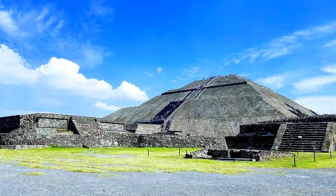 Vehículo privado usado en el tour privado a las pirámides de Teotihuacán