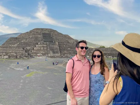 Guía liderando el tour a las pirámides de Teotihuacán desde CDMX junto a la Pirámide del Sol