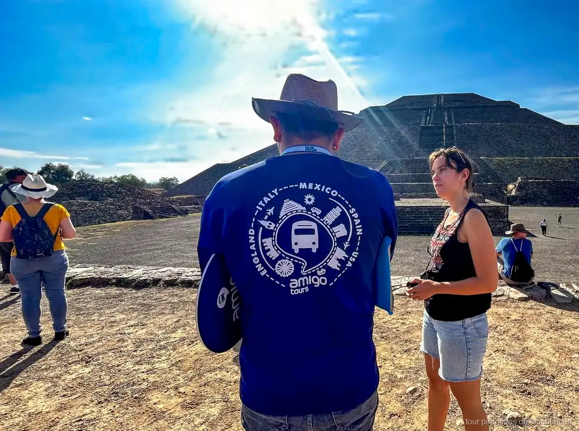 Grupo pequeño en el tour a Teotihuacán desde CDMX caminando la Avenida de los Muertos