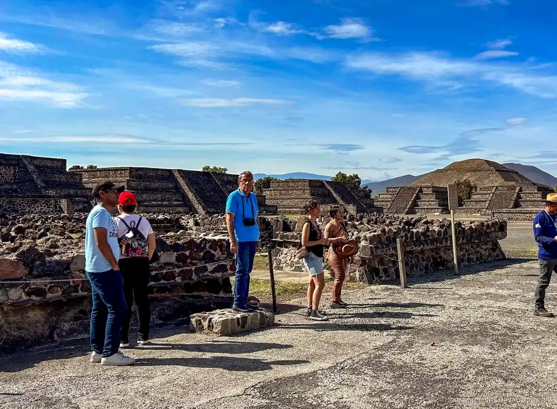 Transporte redondo incluido en el tour a las pirámides de Teotihuacán desde CDMX