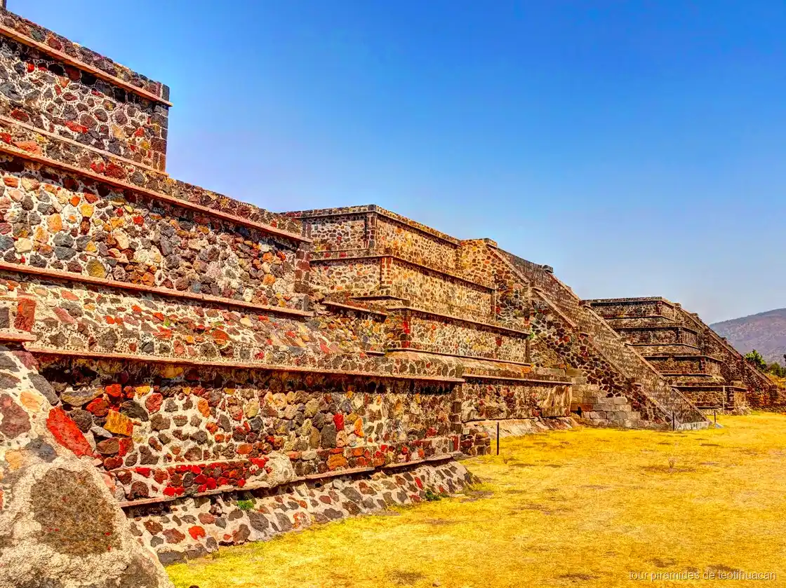 Visitantes subiendo la Pirámide del Sol con un boleto sin fila para Teotihuacán