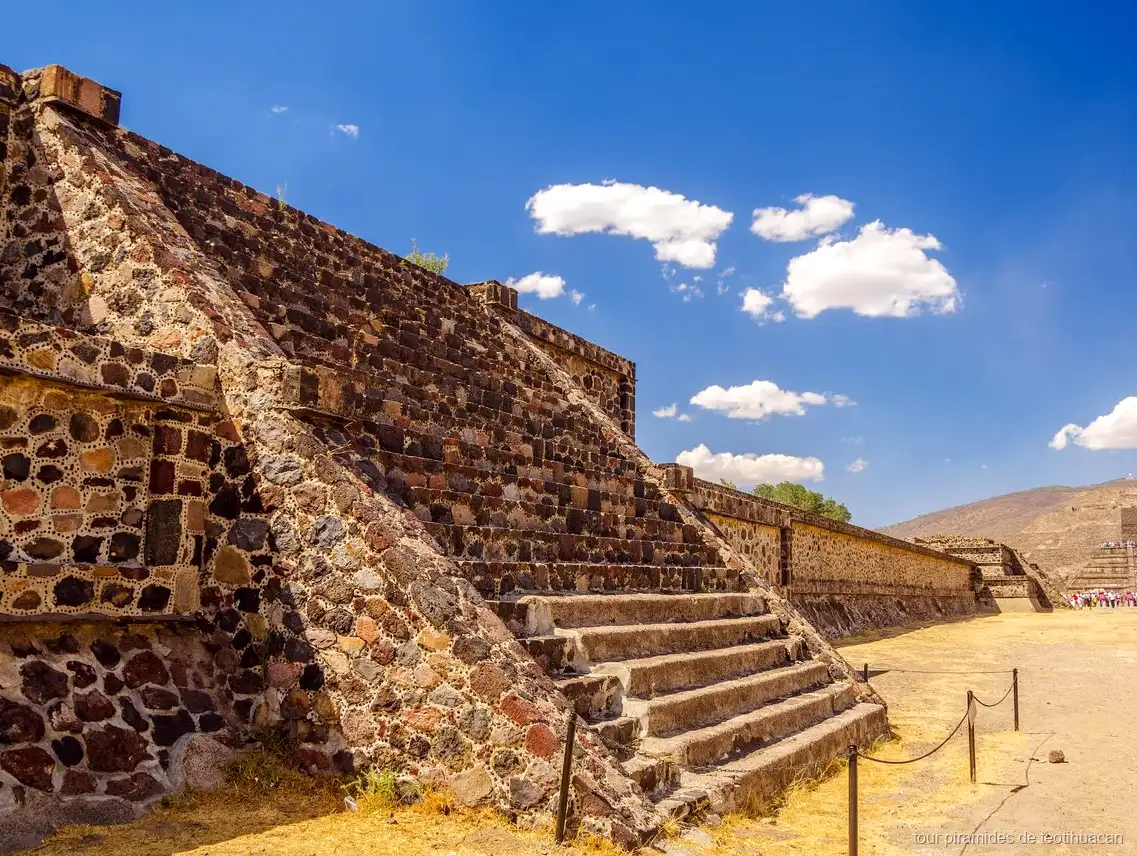 Plaza de la Pirámide de la Luna a la que se llega con la entrada prioritaria a Teotihuacán