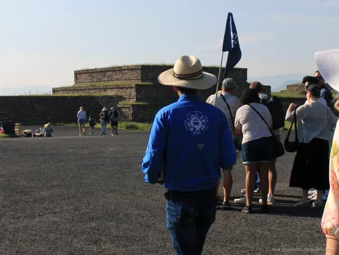 Guía liderando un tour guiado a las pirámides de Teotihuacán con entrada incluida
