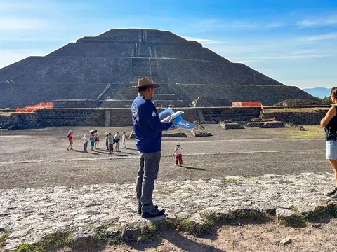 Grupo pequeño en un tour guiado por Teotihuacán caminando la Avenida de los Muertos