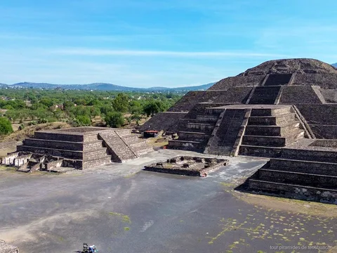Guía local explicando la Pirámide del Sol en un tour a pie por Teotihuacán