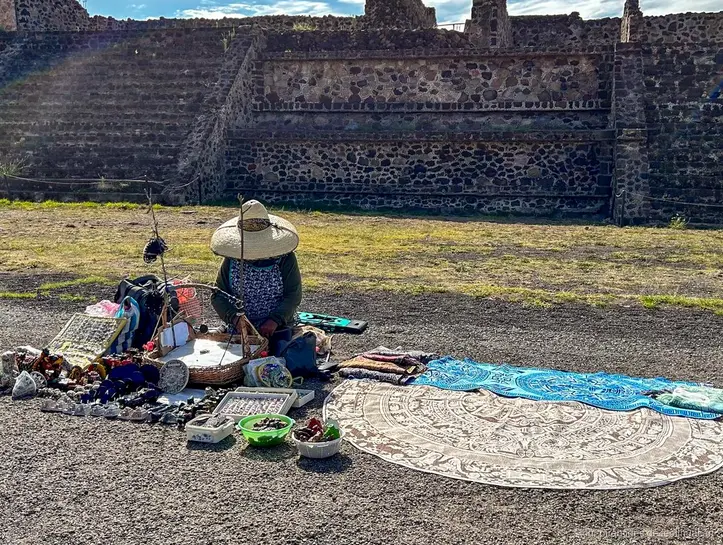 Grupo del tour guiado a Teotihuacán en la parada del Templo de Quetzalcóatl