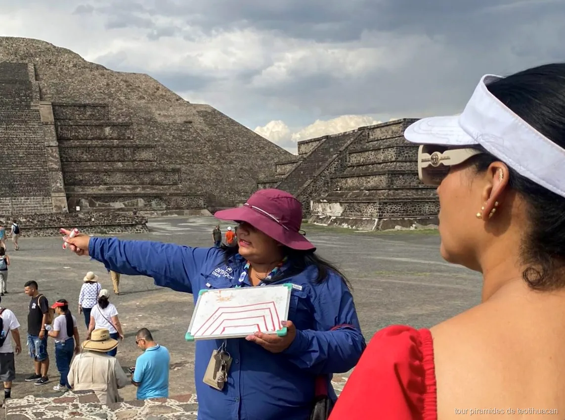 Vista de la Pirámide de la Luna en un tour guiado a pie por Teotihuacán