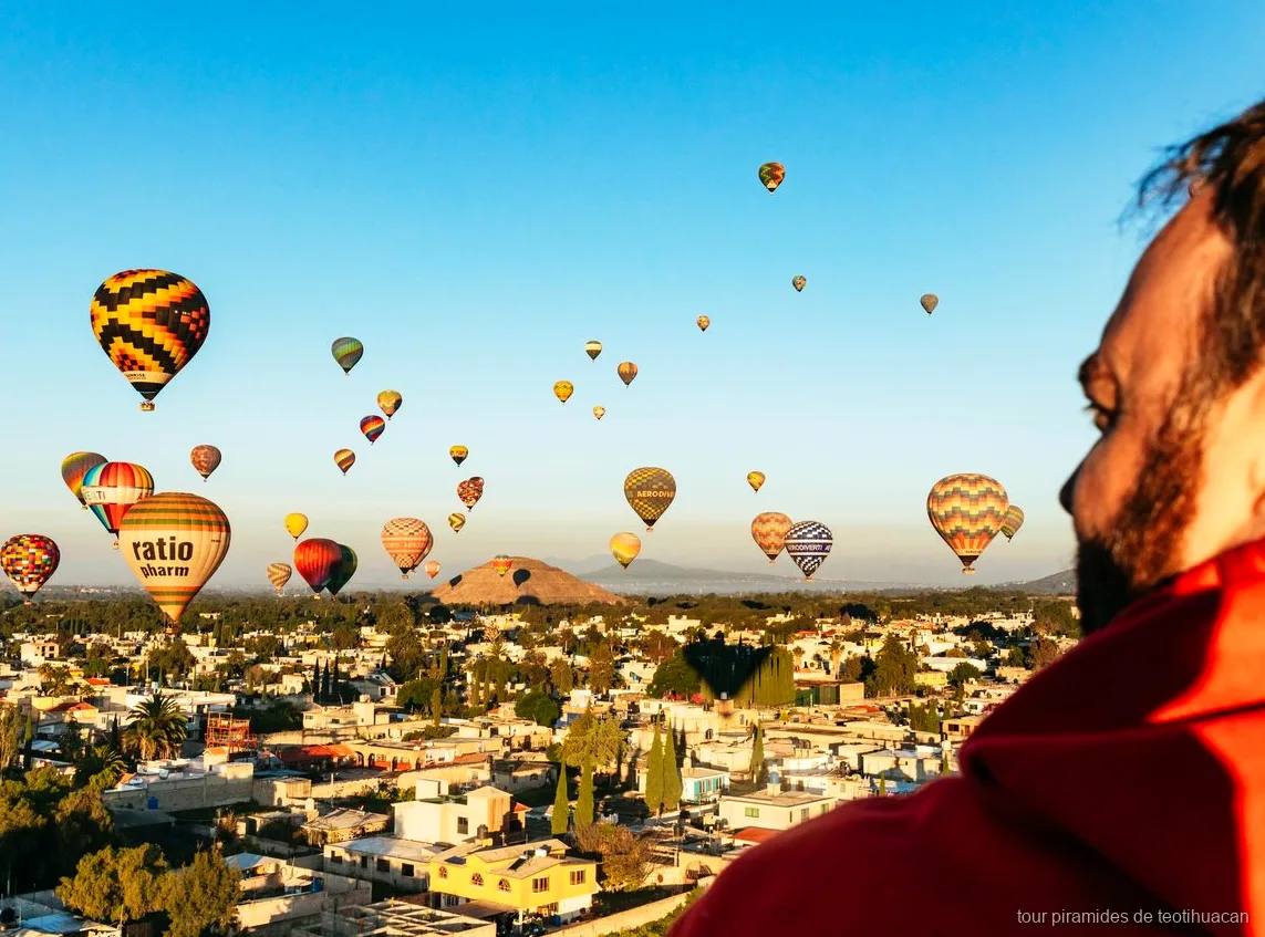 Globo aerostático volando sobre las pirámides de Teotihuacán al amanecer