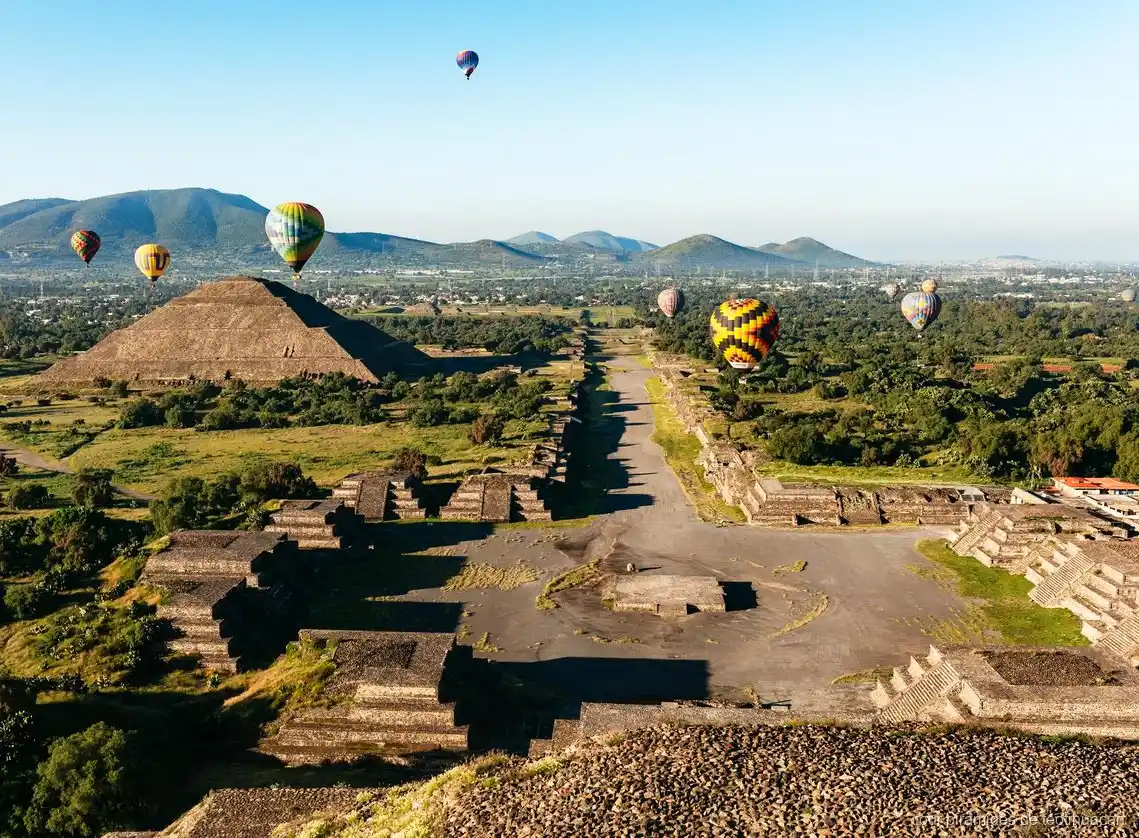 Vista de la Pirámide del Sol desde el vuelo en globo en Teotihuacán