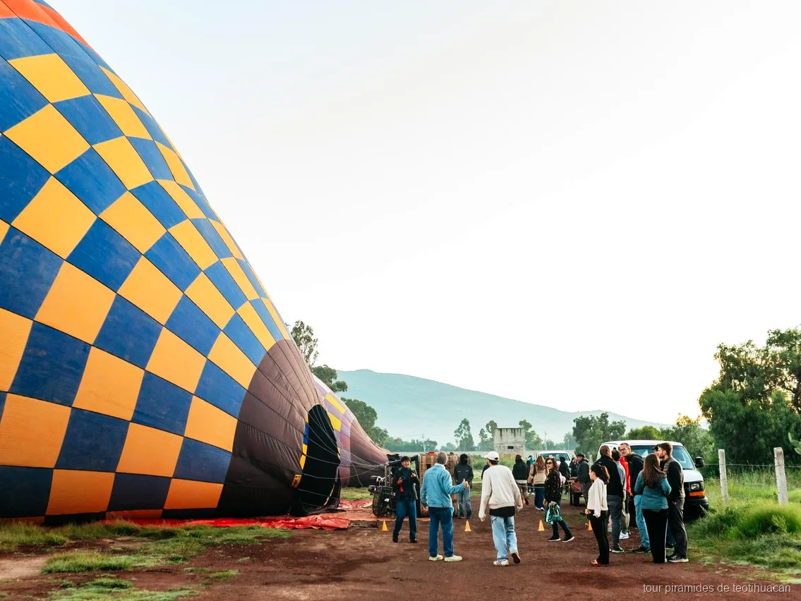 Globo inflándose antes del vuelo al amanecer en Teotihuacán
