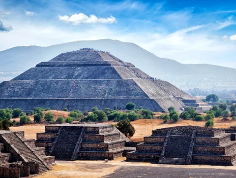 Grupo en el tour combinado de Teotihuacán, Tlatelolco y Guadalupe en las pirámides