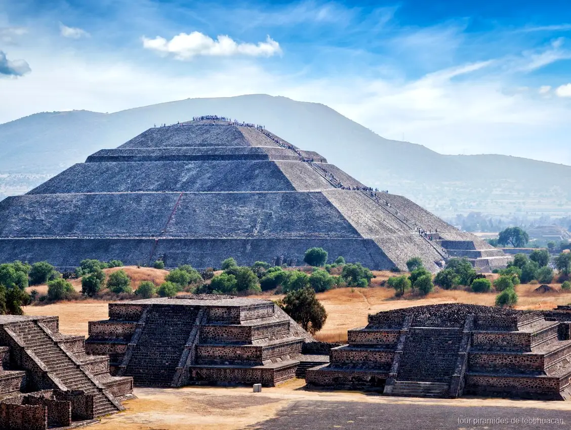 Grupo en el tour combinado de Teotihuacán, Tlatelolco y Guadalupe en las pirámides